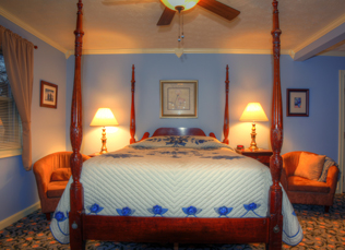 Los Gatos Blue room with a large bed with two chairs