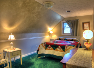Los Gatos grand suite room with quilt